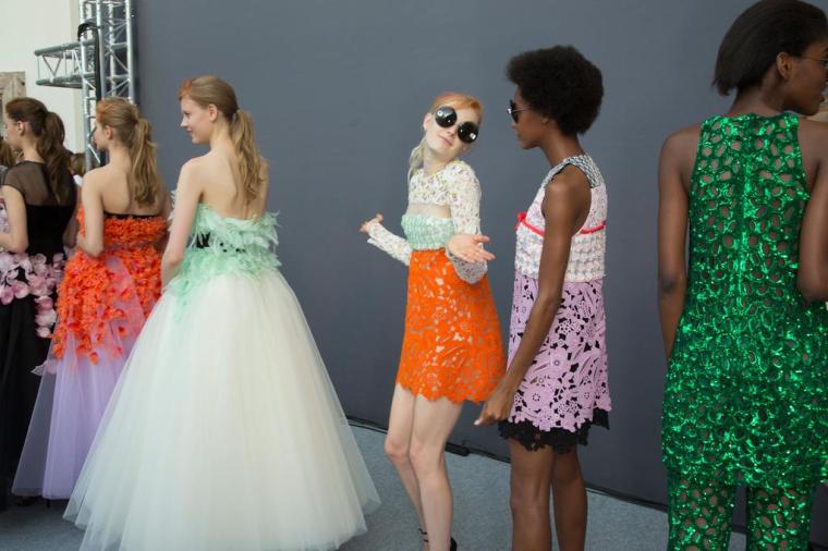 backstage-defile-giambattista-valli-automne-hiver-2015-2016-paris-coulisses-75