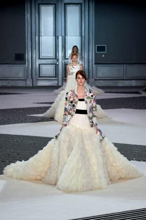 defile-giambattista-valli-automne-hiver-2015-2016-paris-look-48