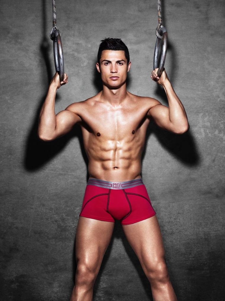 Cristiano-Ronaldo-models-his-new-collection-of-underwear (1)